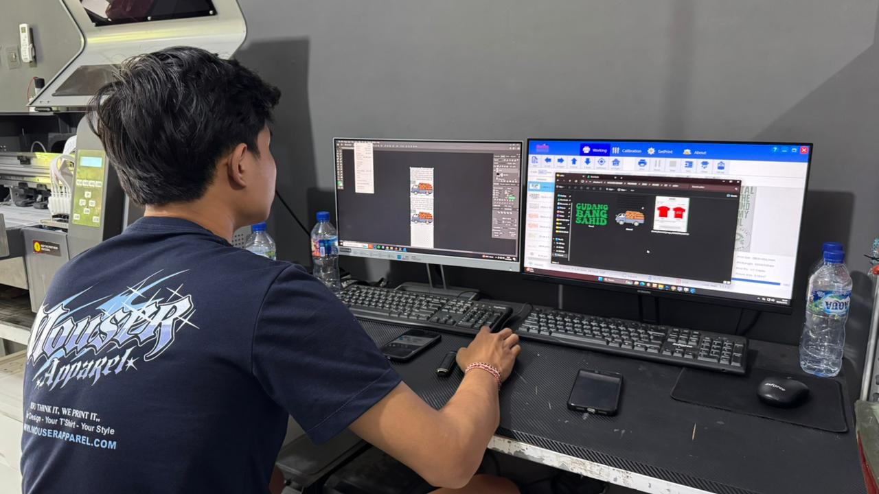 Desainer Mouser Apparel menyiapkan berkas desain di komputer