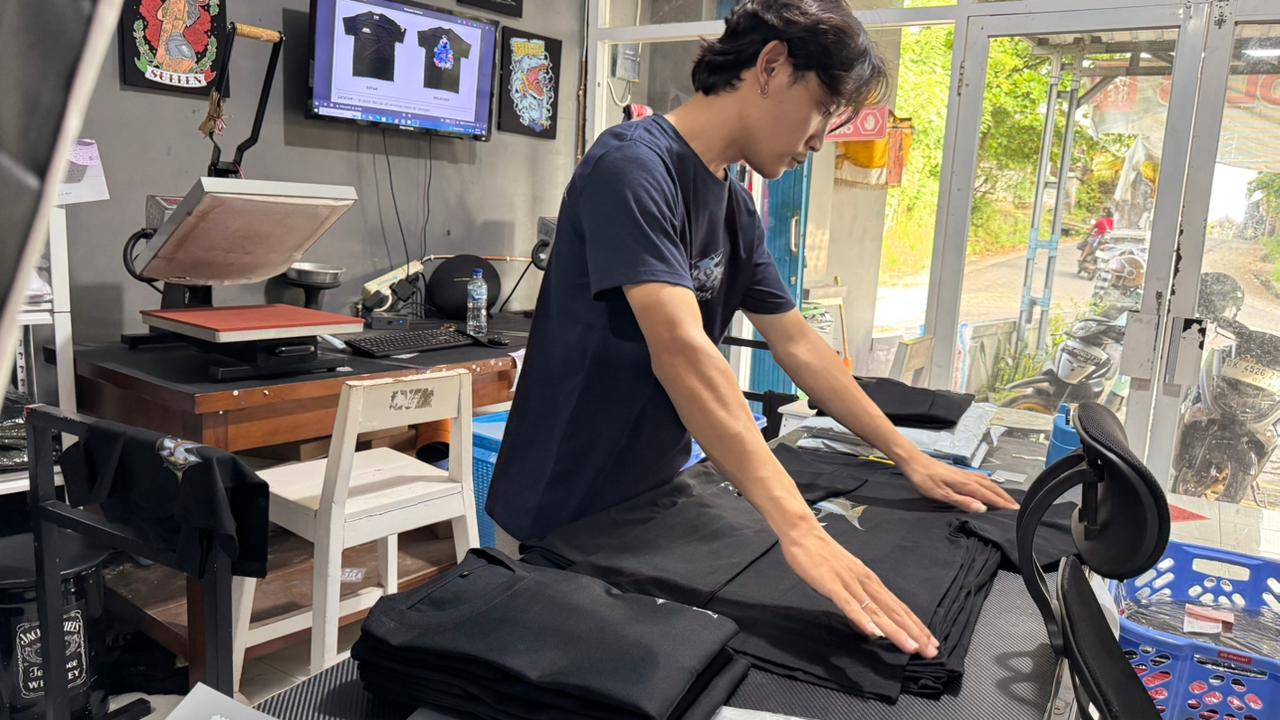 Tahap finishing: kaos dilipat sebelum diserahkan