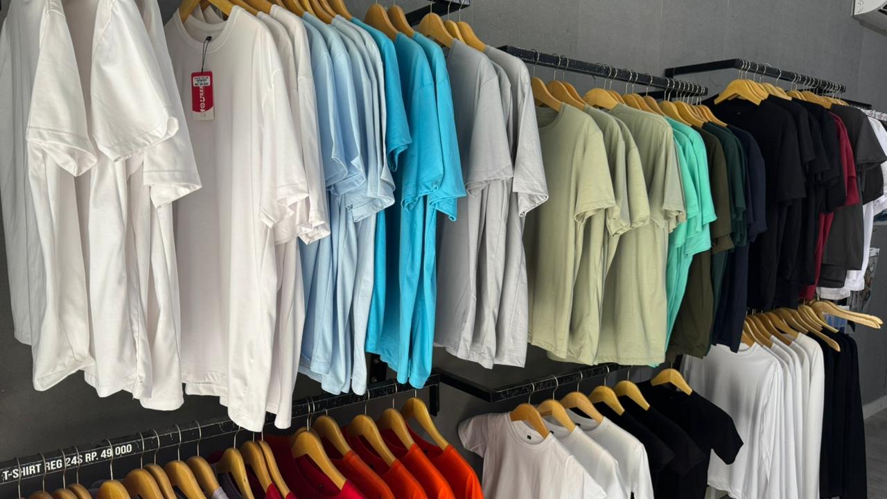 Rak kaos polos aneka warna di toko Mouser Apparel