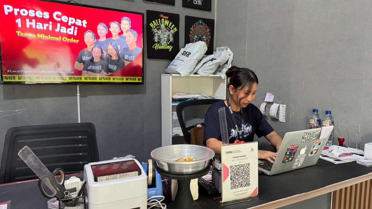 Admin Mouser Apparel melayani pesanan di meja depan